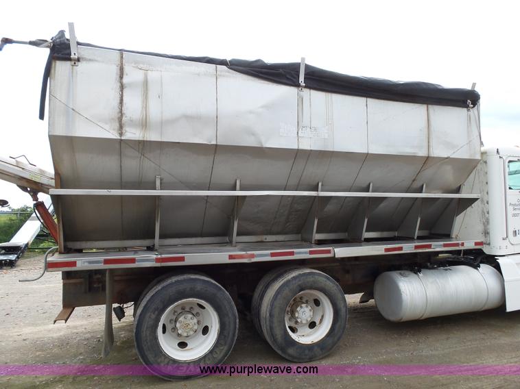 image for item K1157 1997 Peterbilt 377 tender truck