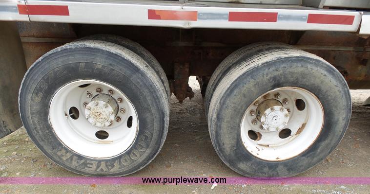 image for item K1157 1997 Peterbilt 377 tender truck