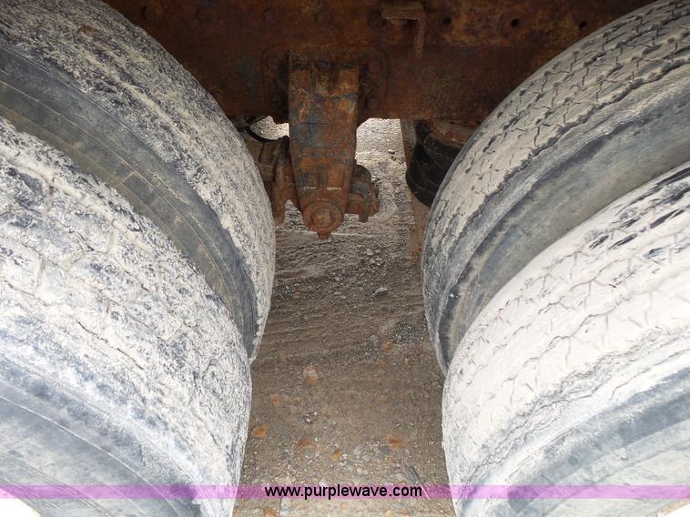 image for item K1157 1997 Peterbilt 377 tender truck