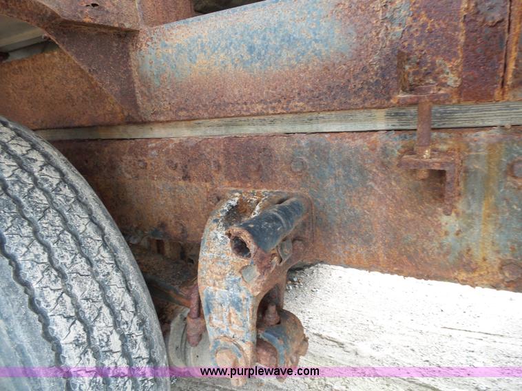 image for item K1157 1997 Peterbilt 377 tender truck