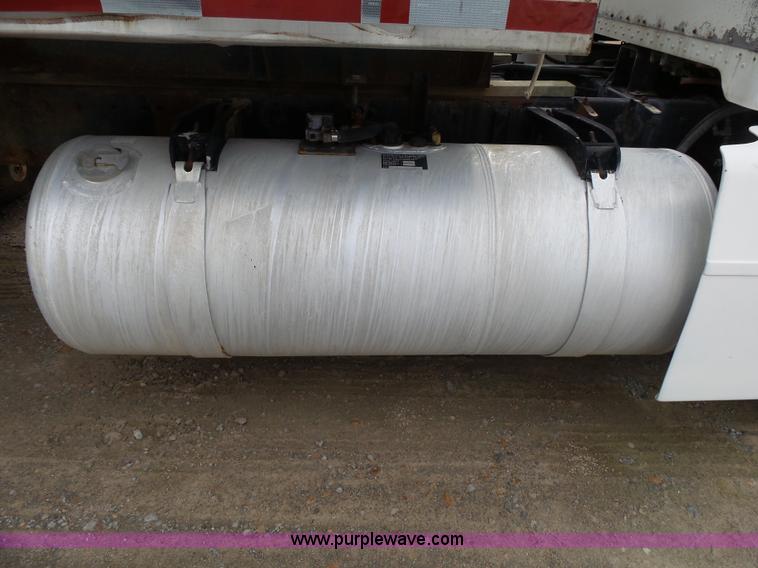 image for item K1157 1997 Peterbilt 377 tender truck