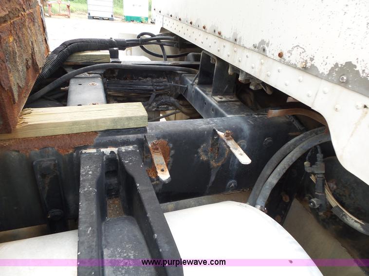 image for item K1157 1997 Peterbilt 377 tender truck