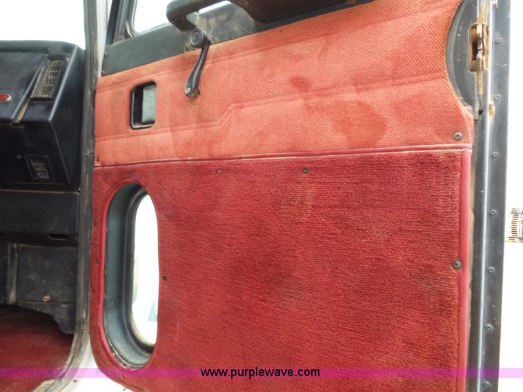 image for item K1157 1997 Peterbilt 377 tender truck