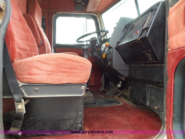 image for item K1157 1997 Peterbilt 377 tender truck