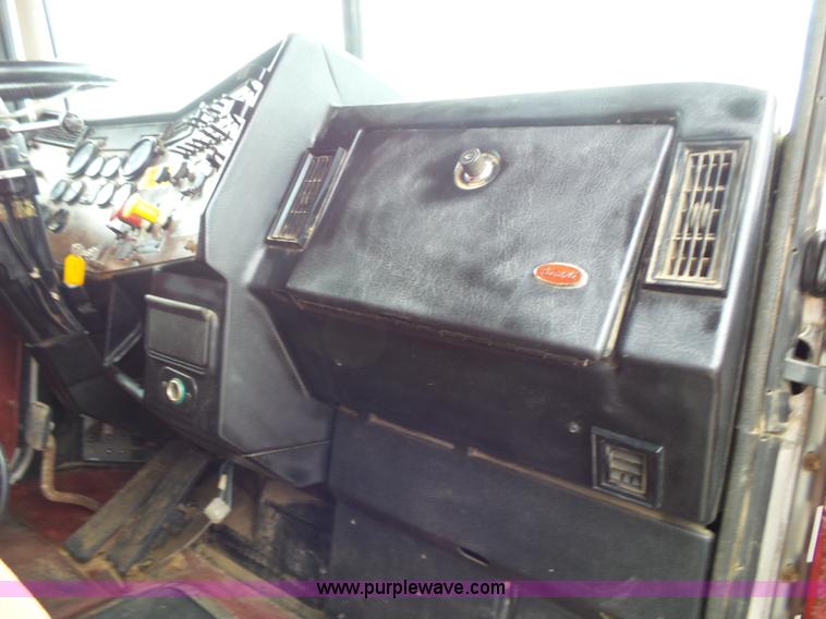 image for item K1157 1997 Peterbilt 377 tender truck