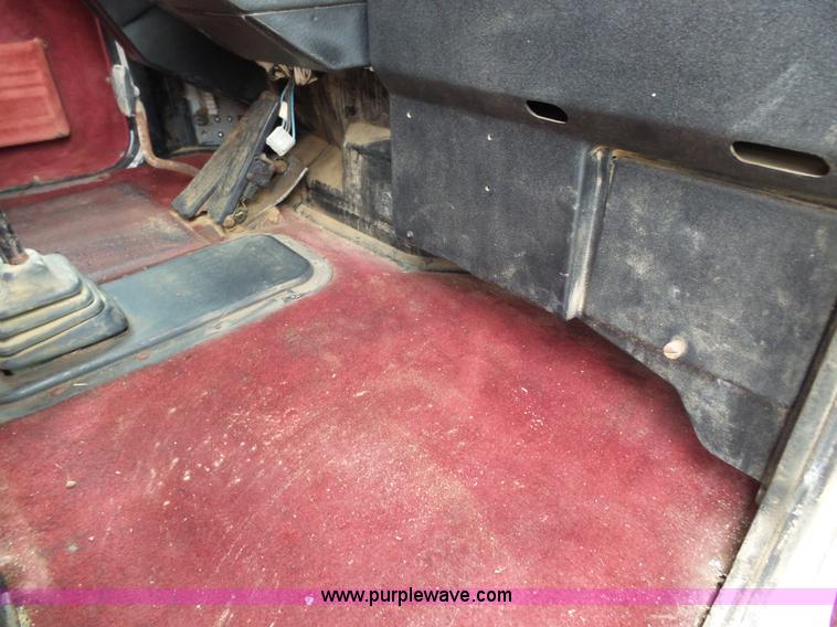 image for item K1157 1997 Peterbilt 377 tender truck