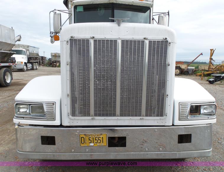 image for item K1157 1997 Peterbilt 377 tender truck