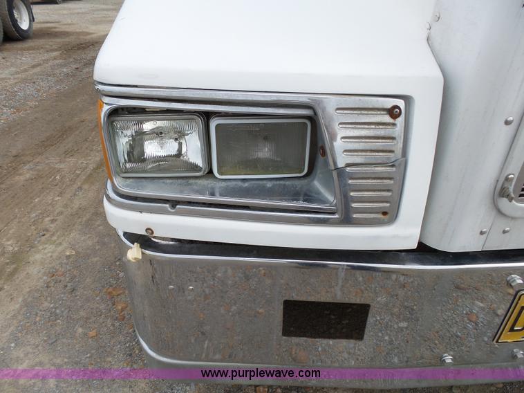 image for item K1157 1997 Peterbilt 377 tender truck