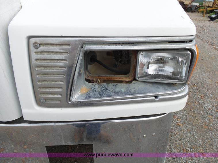 image for item K1157 1997 Peterbilt 377 tender truck