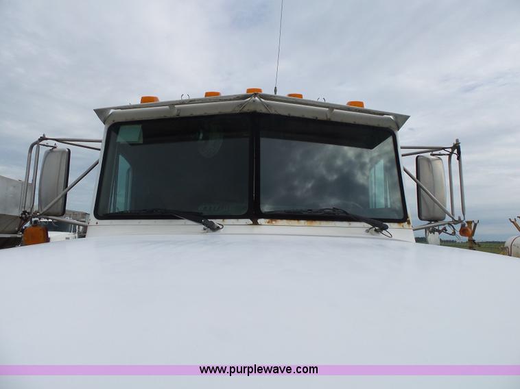 image for item K1157 1997 Peterbilt 377 tender truck