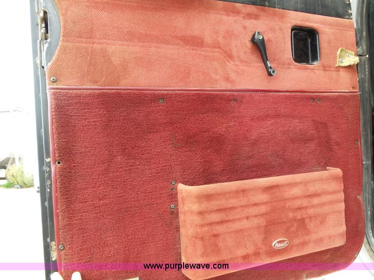 image for item K1157 1997 Peterbilt 377 tender truck