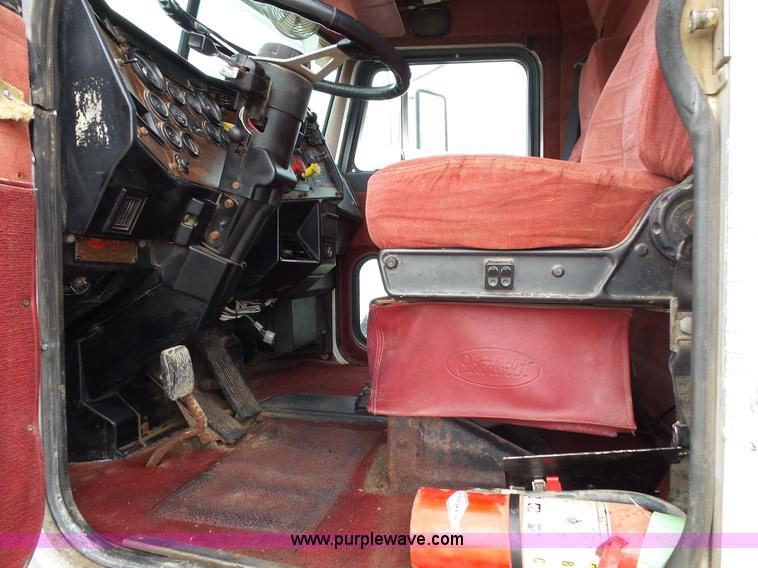 image for item K1157 1997 Peterbilt 377 tender truck