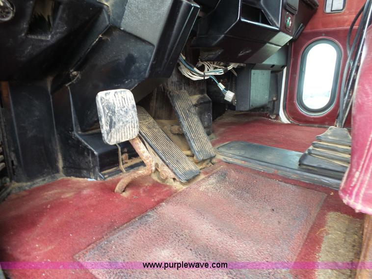 image for item K1157 1997 Peterbilt 377 tender truck