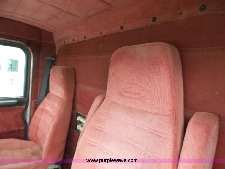 image for item K1157 1997 Peterbilt 377 tender truck