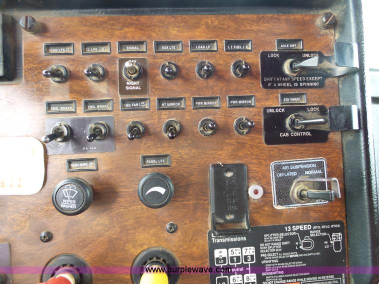 image for item K1157 1997 Peterbilt 377 tender truck