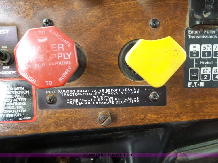 image for item K1157 1997 Peterbilt 377 tender truck