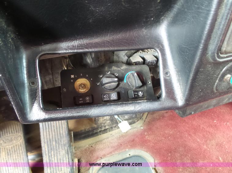 image for item K1157 1997 Peterbilt 377 tender truck