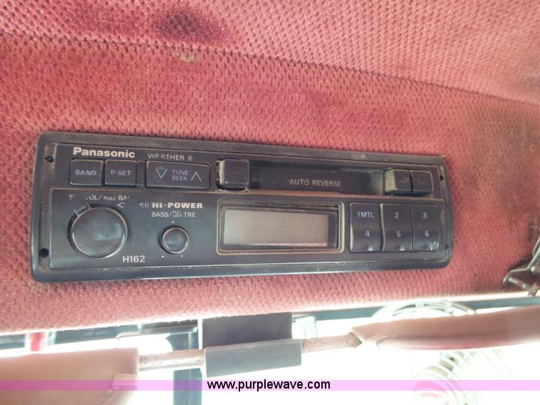 image for item K1157 1997 Peterbilt 377 tender truck