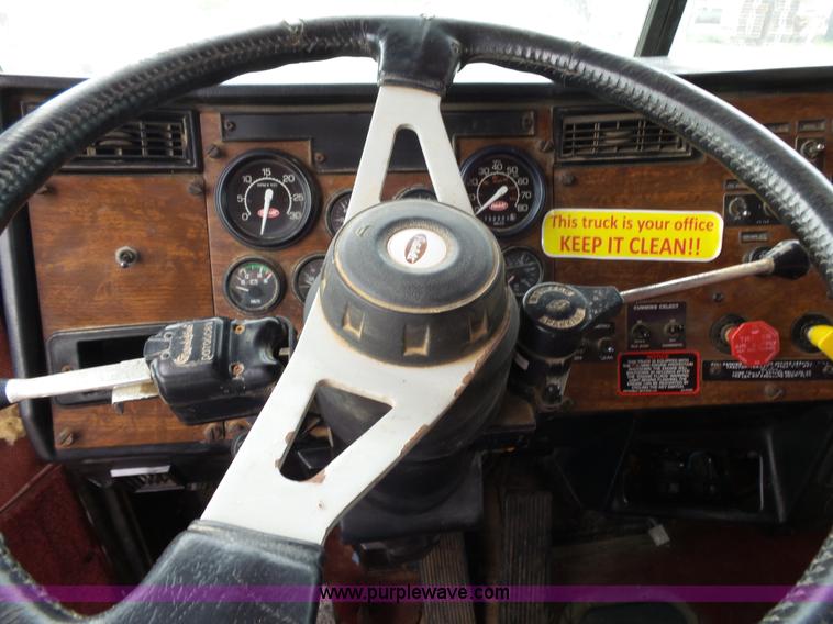 image for item K1157 1997 Peterbilt 377 tender truck