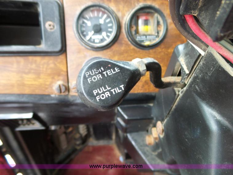 image for item K1157 1997 Peterbilt 377 tender truck