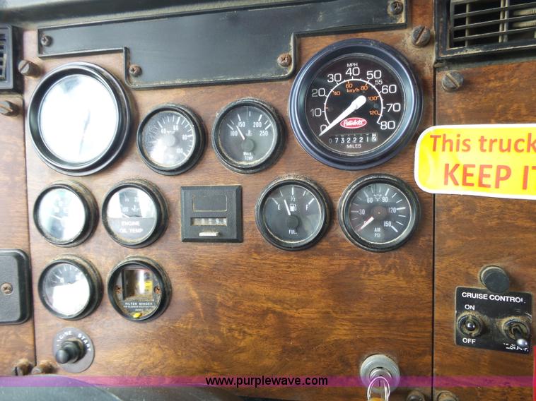 image for item K1157 1997 Peterbilt 377 tender truck