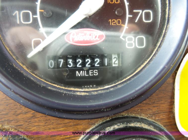 image for item K1157 1997 Peterbilt 377 tender truck