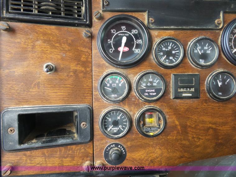 image for item K1157 1997 Peterbilt 377 tender truck