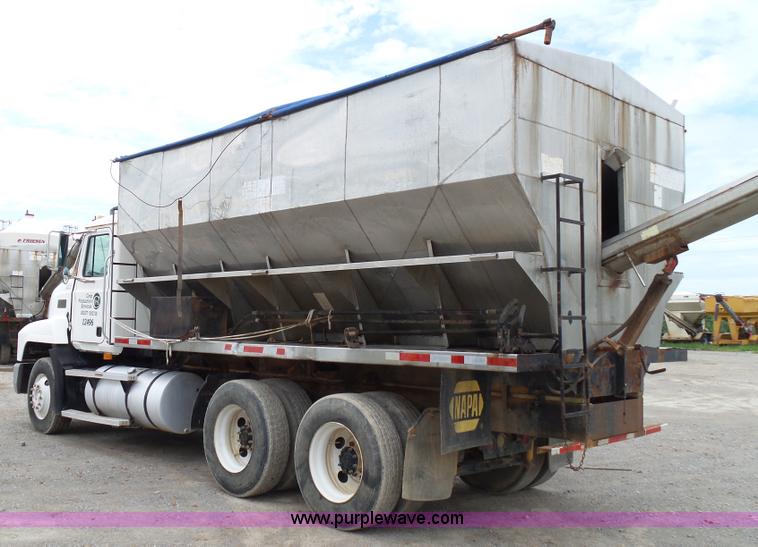 image for item K1158 1999 Mack CH613 tender truck