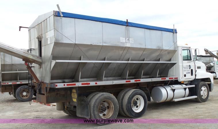 image for item K1158 1999 Mack CH613 tender truck