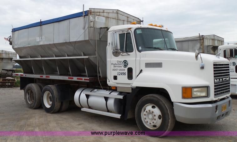 image for item K1158 1999 Mack CH613 tender truck