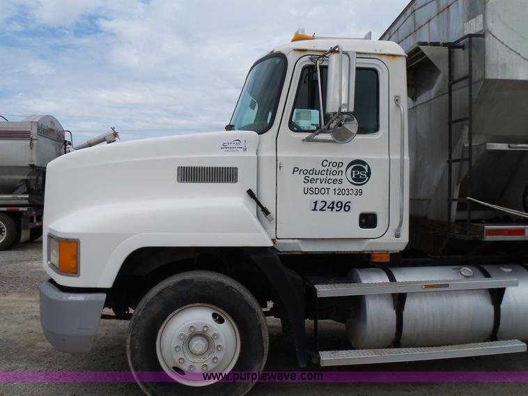 image for item K1158 1999 Mack CH613 tender truck