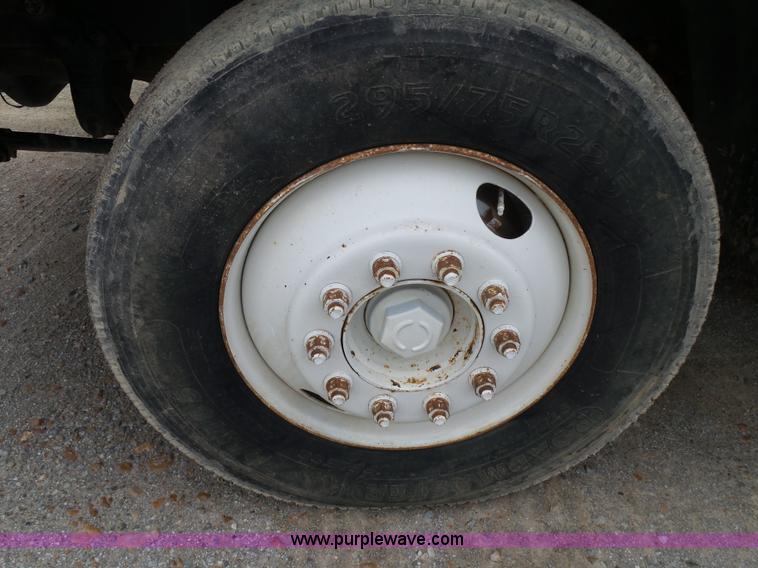 image for item K1158 1999 Mack CH613 tender truck