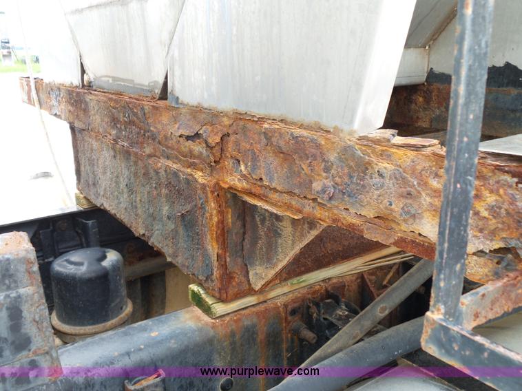 image for item K1158 1999 Mack CH613 tender truck