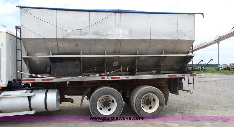 image for item K1158 1999 Mack CH613 tender truck