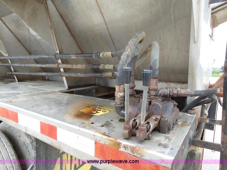 image for item K1158 1999 Mack CH613 tender truck