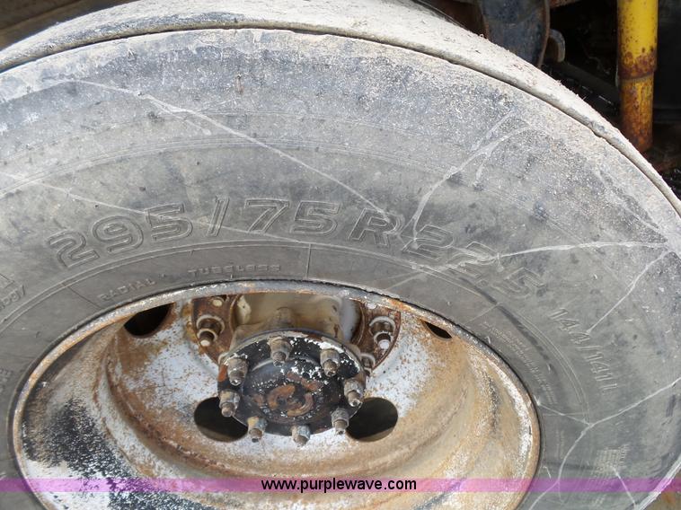 image for item K1158 1999 Mack CH613 tender truck