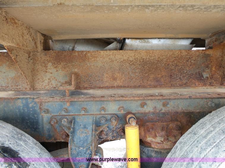 image for item K1158 1999 Mack CH613 tender truck