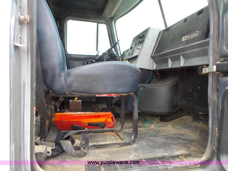 image for item K1158 1999 Mack CH613 tender truck