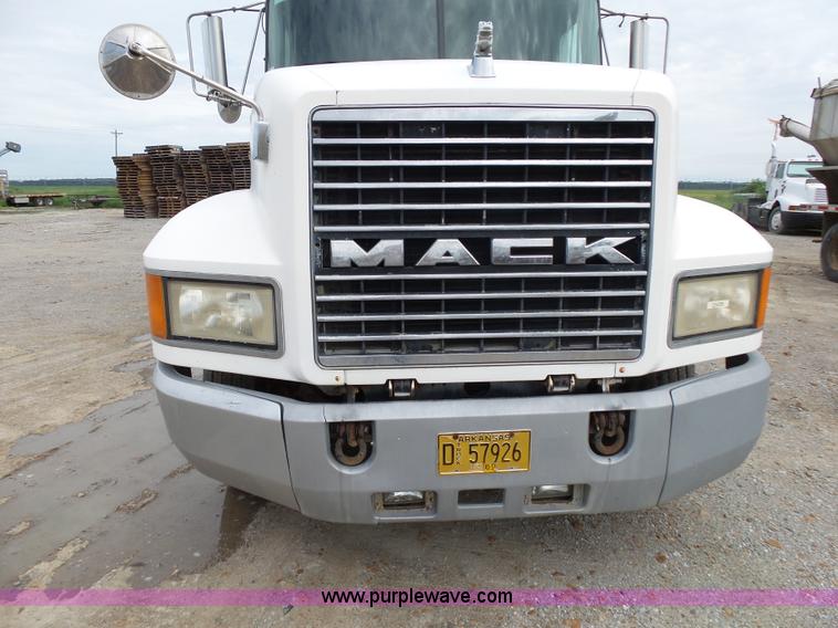 image for item K1158 1999 Mack CH613 tender truck