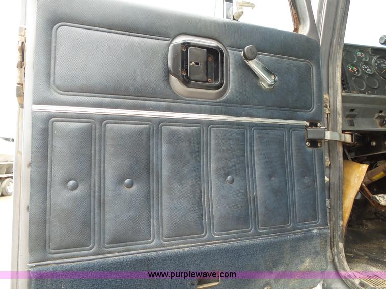 image for item K1158 1999 Mack CH613 tender truck