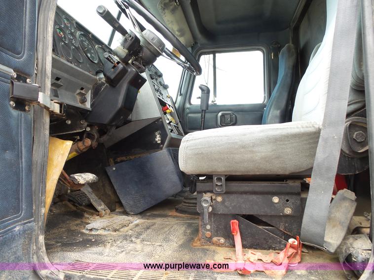 image for item K1158 1999 Mack CH613 tender truck