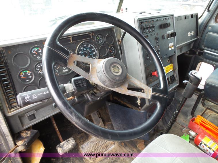 image for item K1158 1999 Mack CH613 tender truck