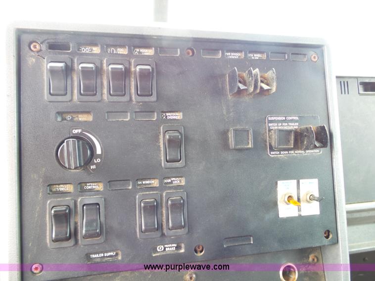 image for item K1158 1999 Mack CH613 tender truck