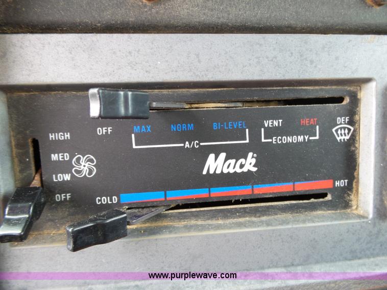 image for item K1158 1999 Mack CH613 tender truck