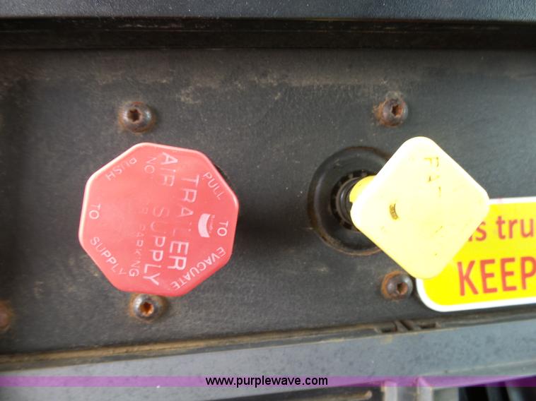 image for item K1158 1999 Mack CH613 tender truck