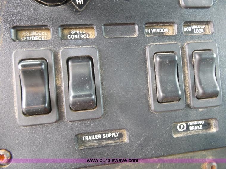 image for item K1158 1999 Mack CH613 tender truck