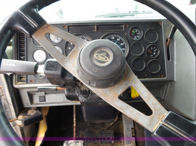 image for item K1158 1999 Mack CH613 tender truck