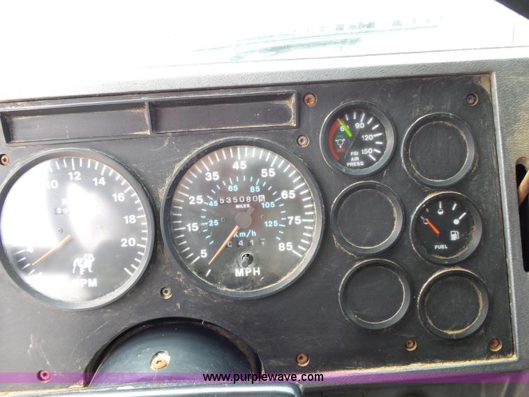 image for item K1158 1999 Mack CH613 tender truck