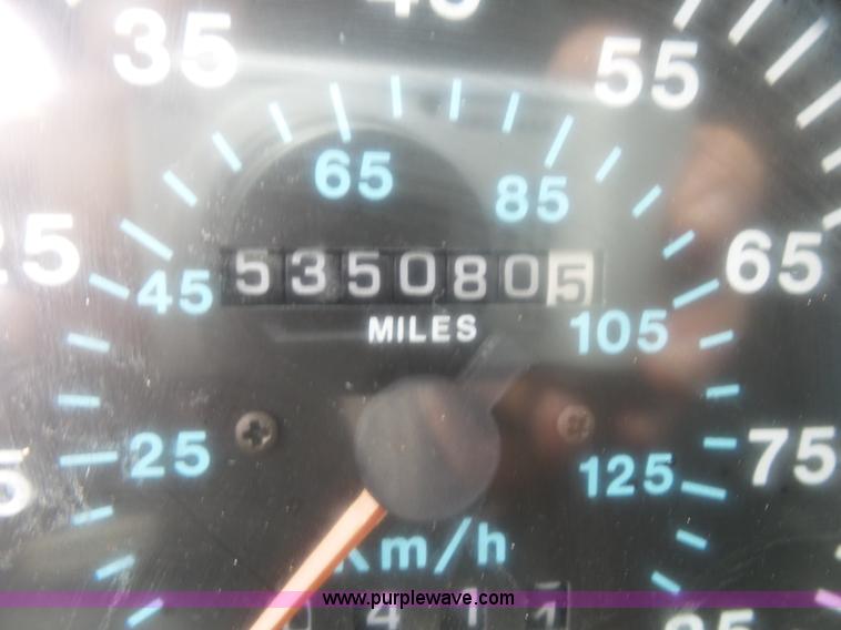 image for item K1158 1999 Mack CH613 tender truck