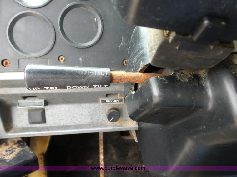 image for item K1158 1999 Mack CH613 tender truck